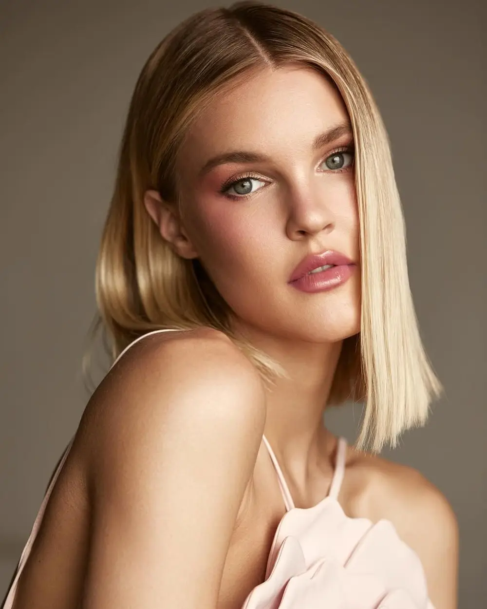 Soft glam makeup with glowing skin and pink lips by Perli Studios